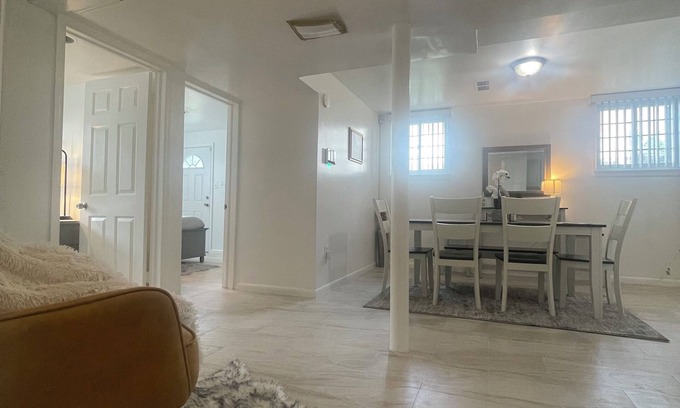 White Oak House | A Charming Exotic House, Unite B, walking distance from anything you need