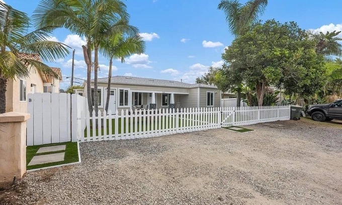 Encinitas Apartment | A Charming Hidden Gem, two blocks to Moonlight Beach