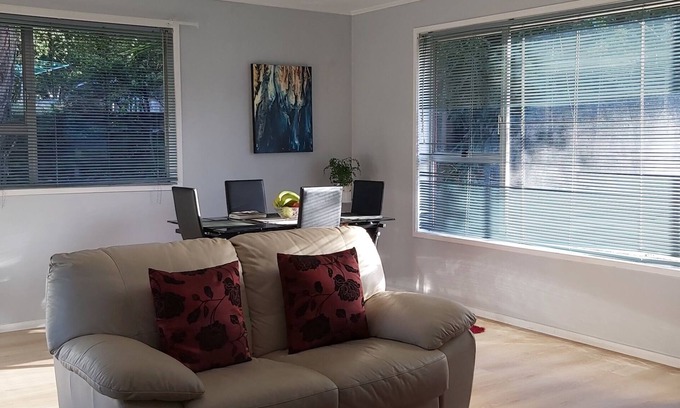 Torbay House | A charming house near by beaches in Auckland for a relaxing getaway