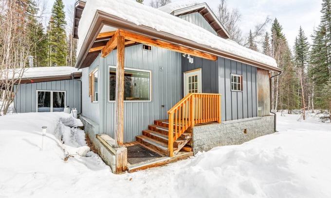 Fairbanks House | A Chena Dream Alaskan Retreat - Northern Lights viewing, Soaking Tub, Game Room