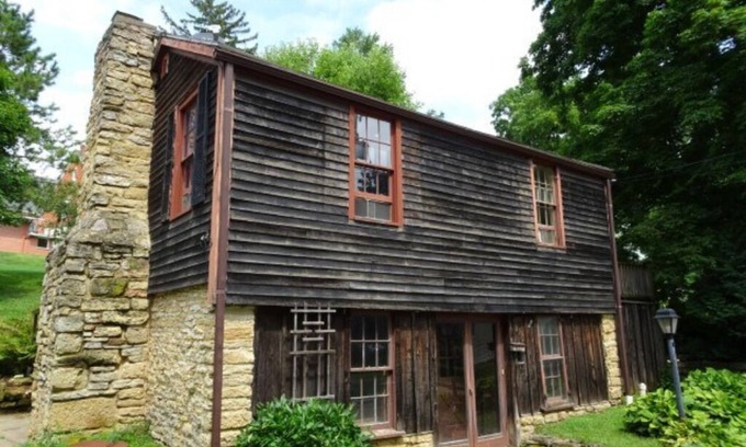 Mineral Point Cottage | A Comfy Cozy Cottage on Clowney