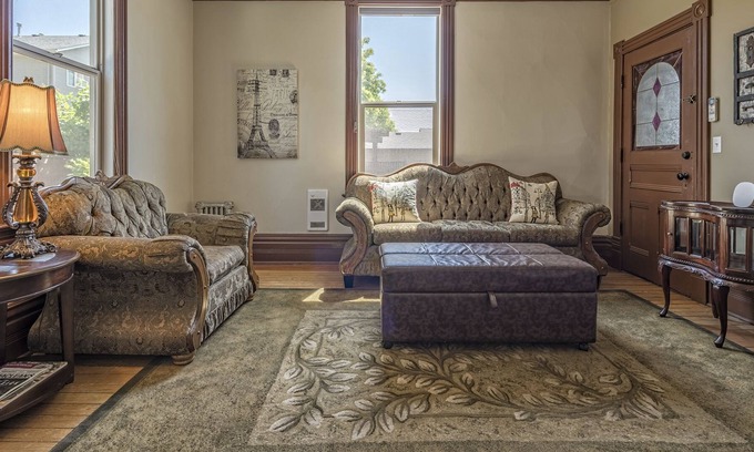Vernon Apartment | A Cozy 1 Bed/1 Bath suite Situated in the Historical Carew House in Vernon