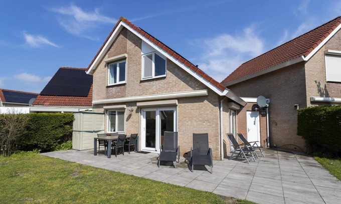 Ouddorp House | A cozy and nicely decorated holiday home near to the beach, in the home all necessary comforts are present.