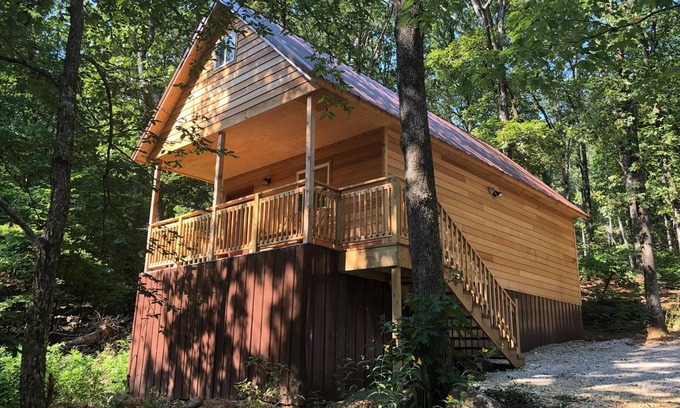 Winslow Cabin | A cozy cabin in our little woodland village - access to pond & meadow