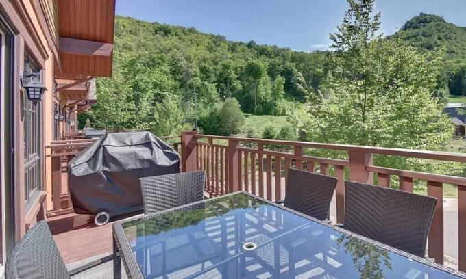 Mont-Tremblant Condo | A Cozy Chalet right at the Versant Soleil (Ski in/Ski out)