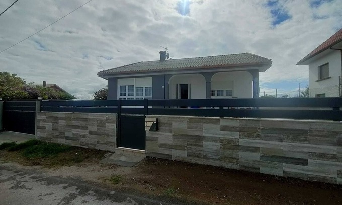 Fisterra House | A dream with garden, porch, barbecue, sea views and near the beach.