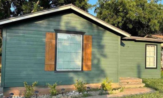 Wichita Falls Cottage | A family-friendly, tranquil oasis on Beverly Drive.