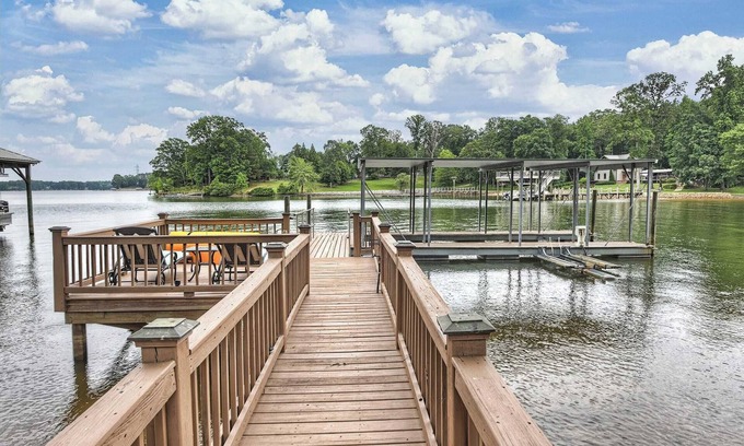 Lake Norman of Catawba Cottage | A Frame of Mind by Avantstay Private Dock + View