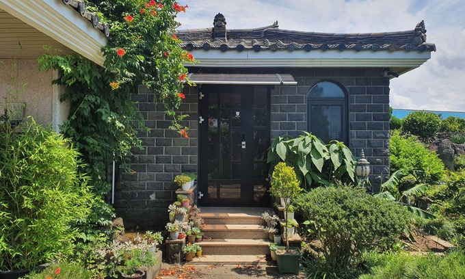 Jocheon Cottage | A healing cottage in Jeju City where you can play with dog in a spacious yard.