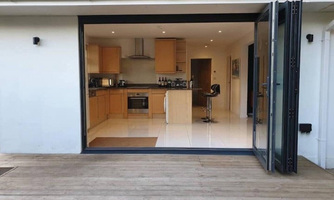Canford Cliffs House | A hidden gem a stones throw from Sandbanks beach