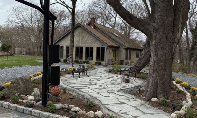 Port Jefferson Station Cottage | A Hidden Gem! Cozy Cottage with huge Pool & Garden! 8 guest - 4 bedrooms-2 baths