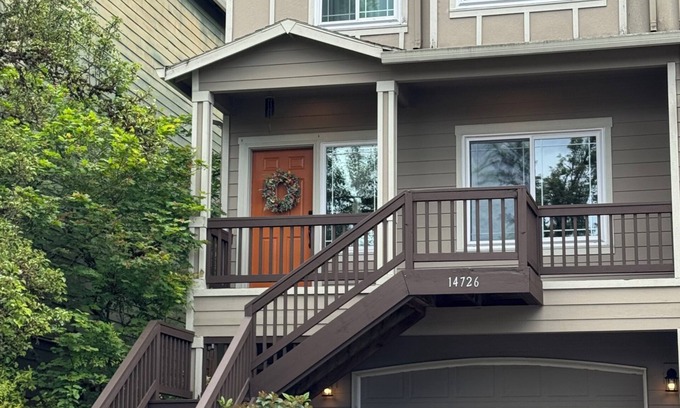 Bull Mountain House | A House On Catalinan3-bedroom townhome in Tigard, OR w/AC, WiFi, patio & grill