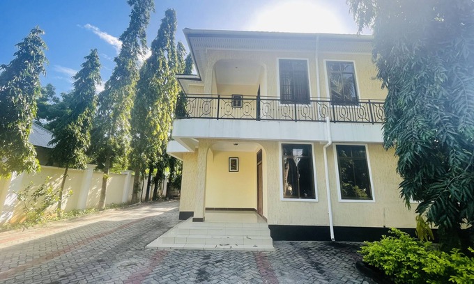 Dar es Salaam Apartment | A lovely 3 Bedroom Vacation home with free parking