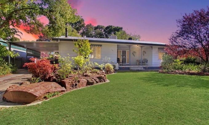 Hay Villa | A lovely oasis on the Hay Plains.