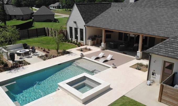Redlick House | A luxurious 4BR Southern Lake House – In Texarkana