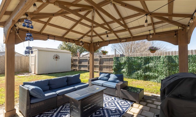 Wellborn House | A&M SPORTS DAY, POOL TABLE, AND BBQ