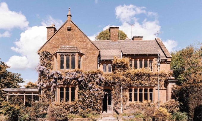 Beaminster House | A Perfect Getaway on a Historic English Estate With a Private Swimming Pool