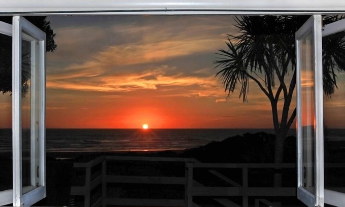 Piha House | A Perfect place in Piha a two minutes walk to the beach from the Bach.