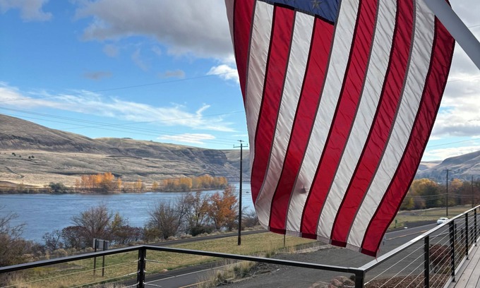 Lewiston House | A place to GATHER on the Mighty Snake. SPACIOUS 5 bedroom, Hot Tub and VIEW!