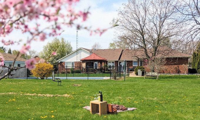 Niagara-on-the-Lake Bed & Breakfast | A poolside guest suite nested in a beautiful orchard along winery route