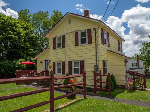 Callicoon House | A&R Hacienda a Callicoon Vintage Farmhouse