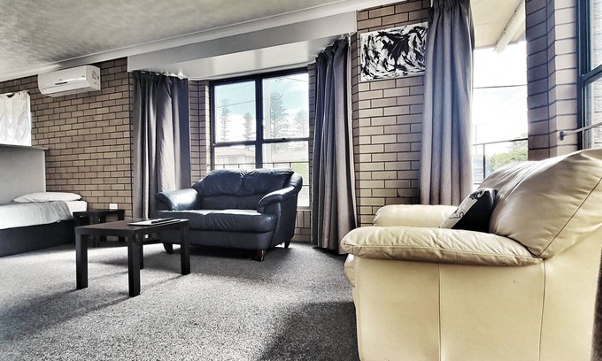 Newtown Hotel | A Raceview Motor Inn