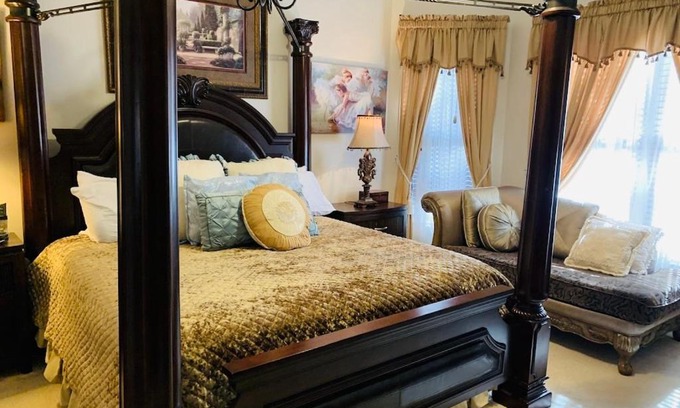 Cliftondale House | A Rare Gem Perfect Getaway 20 Min Frm Airport Luxury home, 6 bedrooms