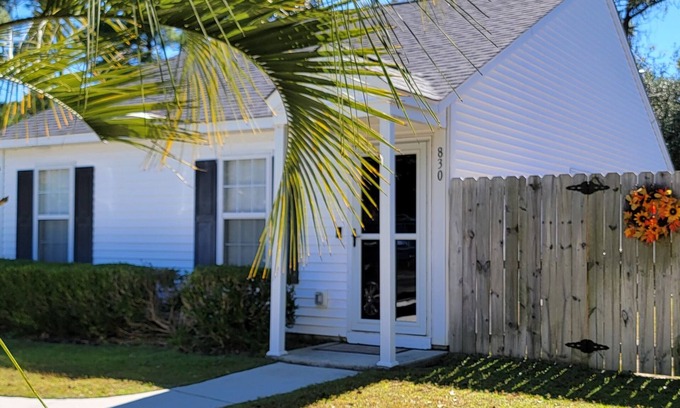 Myrtle Grove House | A Real Southern Charm- Dog Friendly- less than 3 miles to Carolina Beach