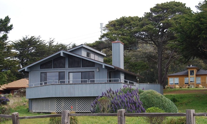 Manchester House | A relaxing home with electric fireplace, smart tv, free wifi, ocean view
