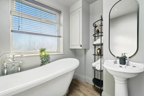 Golborne Apartment | A selection of apartments in Golborne Business and Leisure WIFI Parking by Stone Pit Apartments