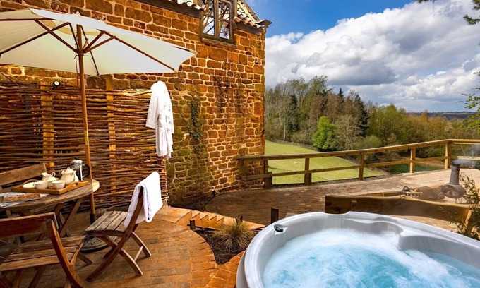 Sibford Gower Cottage | A spacious and luxurious retreat for couples near Great Tew