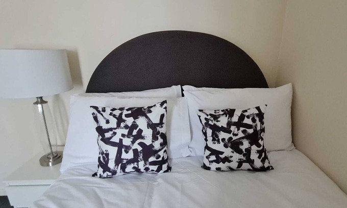 Stevenage House | A stylish 3 bedroom accommodation in Stevenage
