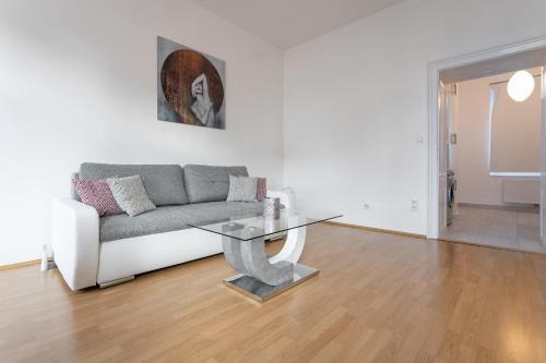 Meidling Apartment | A stylish and comfortable 2 bedroom apartment with thoughtful design, private balcony, and a relaxing bathtub, making it perfect for well being and cozy city living