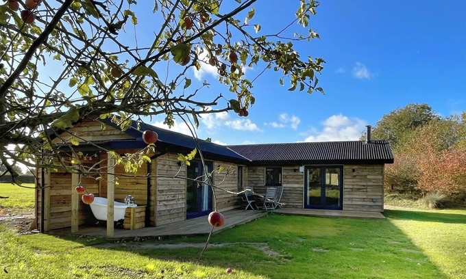 Attleborough Cottage | A tranquil lakeside setting.