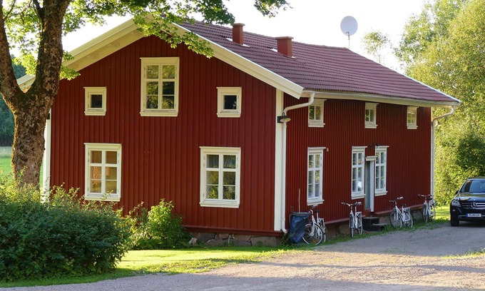 Svenljunga Municipality Cottage | A typical swedish timber house- red with white corners