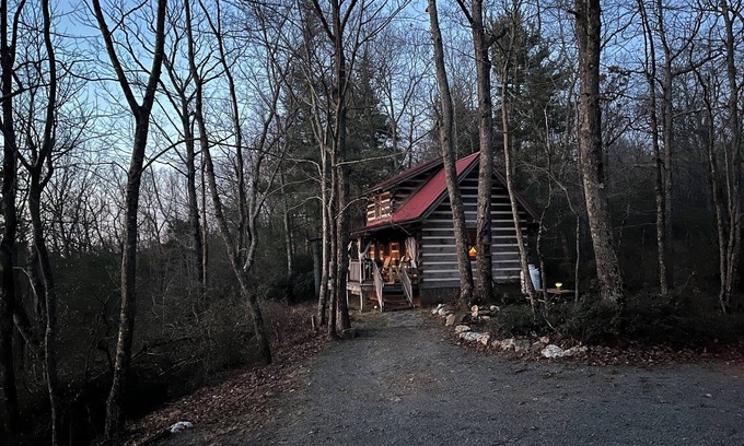 Piper Gap Cabin | A Unique Bed and Breakfast.Log Cabins, with Hot Tubs and Breakfast Delivered Each Morning :)