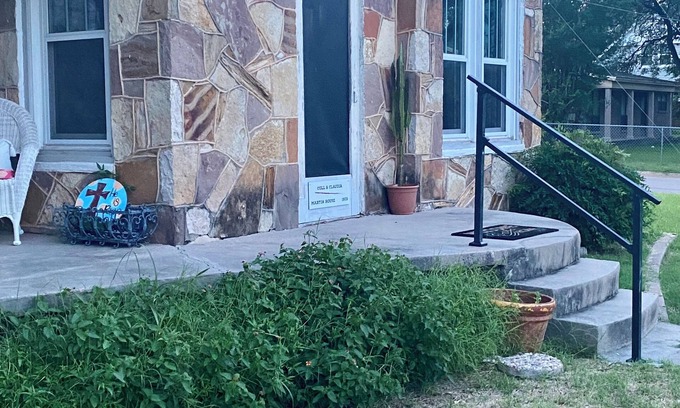 Glen Rose Cottage | A unique Charming 2-bedroom cottage in Glen Rose. A minimum 2 nights.