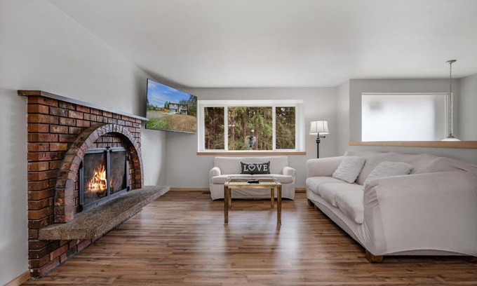 Silver Lake Villa | A very large 2 level 4 Beds 2 Baths Entire House