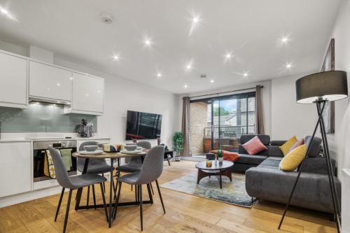 St Luke's Apartment | A Vibrant 2 Bed & 2 Bath in Old Street ZONE 1