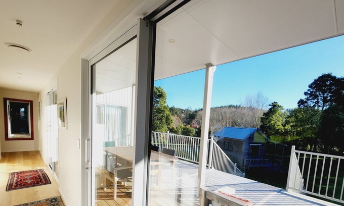 Woodstock House | A warm, sunny and contemporary home, ideal for a family or friends to enjoy.