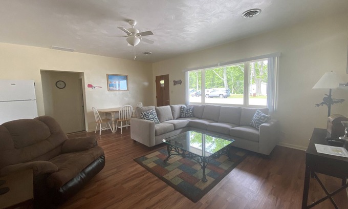 Geneva-on-the-Lake Apartment | "A Wave from it All" unit 3, Apartment on the Lake