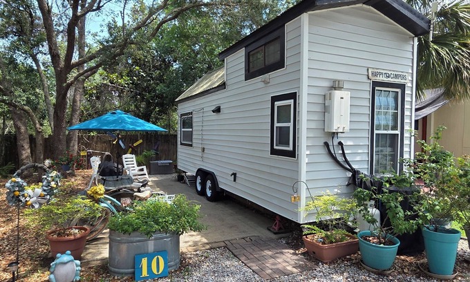 Gulf Breeze Cottage | A whimsical Tiny House, shaded by Oaks and near sugar-sand Beaches and Bay!