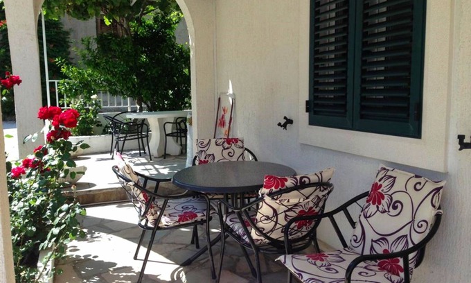 Omis Apartment | A1 - apt w patio, just 3 min walking to the beach