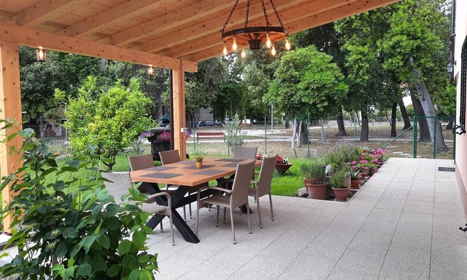 Kastela Apartment | A1 - spacious apartment just 40m from the beach