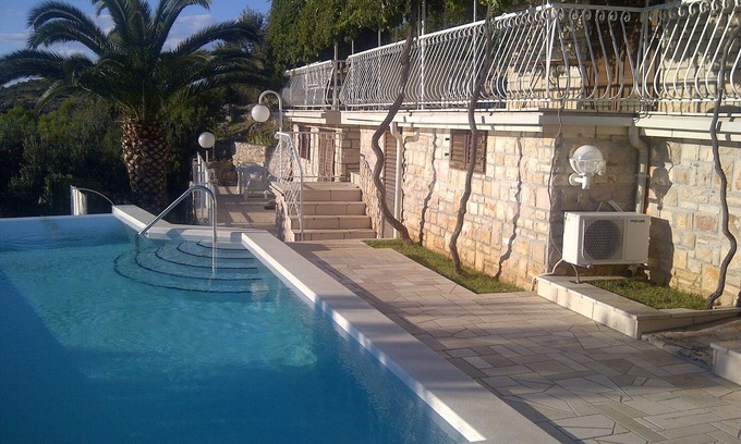 Hvar Apartment | A2 Studio Apartment with 4 beds, heated, infinity swimming pool and Jacuzzi bath