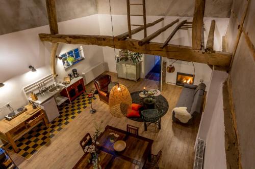 Nuth Apartment | Aan de Holle Weg. Zeer landelijk gelegen verbouwde stal tot woning