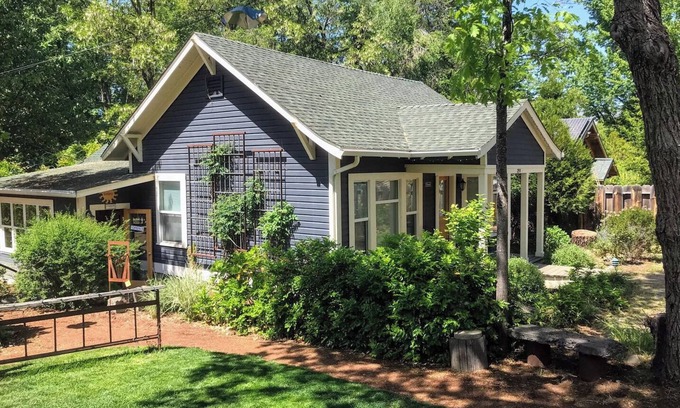 Historic Downtown District Cottage | Abbott's Cottages- The Raven. Two bedroom cottage just two blocks to downtown.