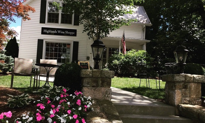 Highlands Apartment | Above a Wine Shoppe.Downtown Highlands!