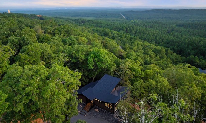 Broken Bow Cabin | Above the Pines | Stunning Views, Hot Tub, Game Room, Firepit & Pet Friendly Carter Mountain Escape