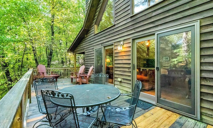 West Jefferson Cabin | Above the River | 5 Min. Walk to Water | Hot Tub & Family Game Room